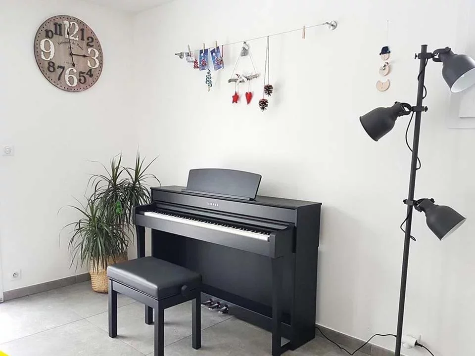YAMAHA CLP-735 B - Hình ảnh chính