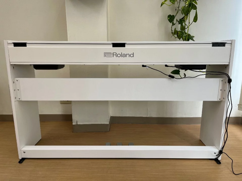 Review ROLAND F701 WH – Hình ảnh thực tế tại showroom Elite Piano