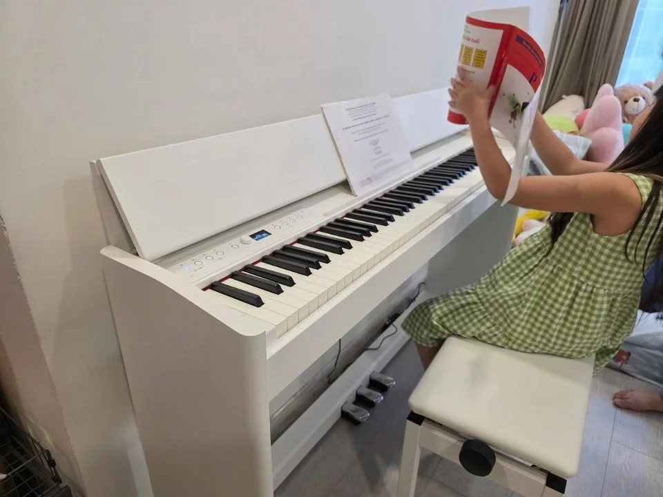 ROLAND F701 WH – Mặt sau và hệ thống dây đàn Roland