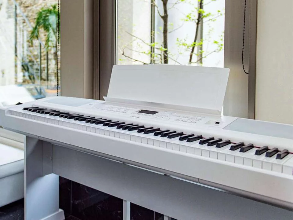 YAMAHA DGX-670 WH