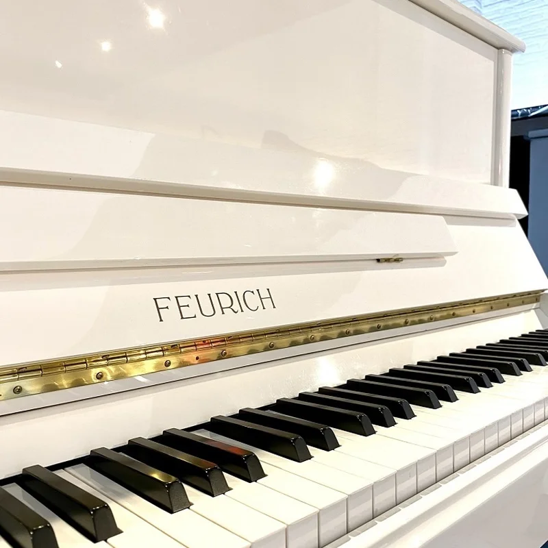 FEURICH 122 Universal (White Polished - Brass) – Toàn cảnh thiết kế tại Elite Piano