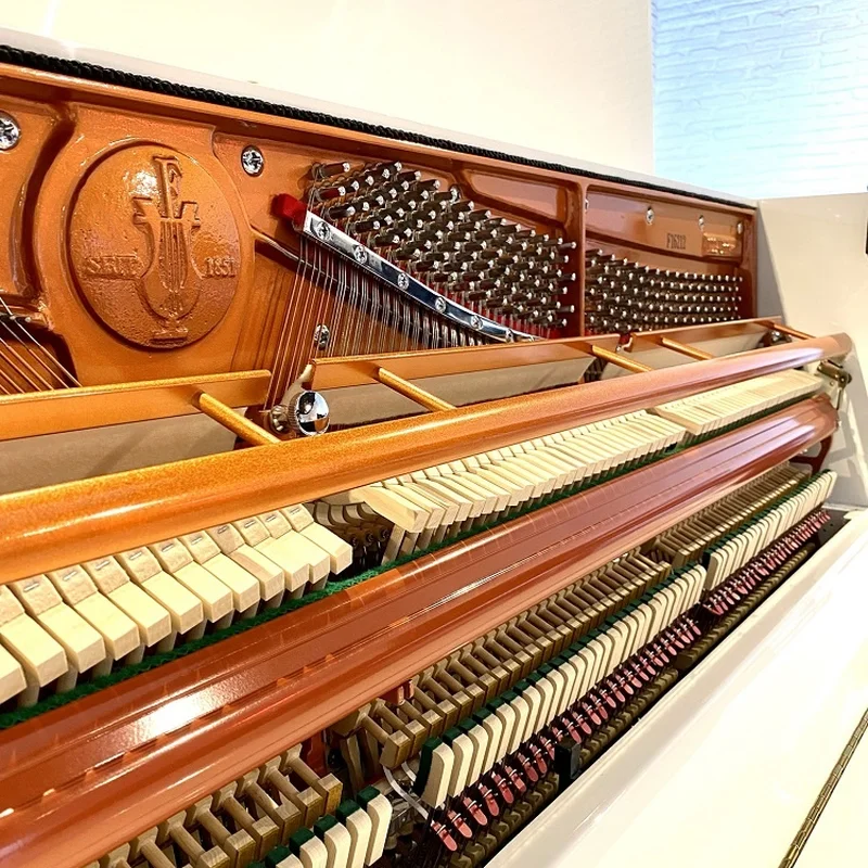Review FEURICH 122 Universal (White Polished - Brass) – Hình ảnh thực tế tại showroom Elite Piano