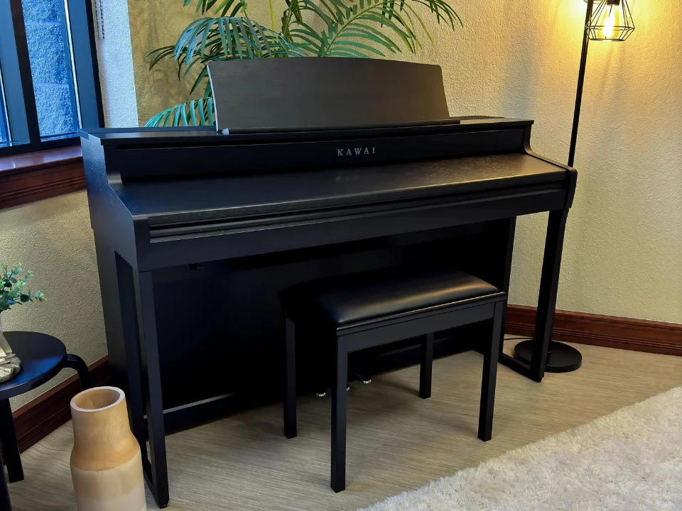 KAWAI CA501 B – Mặt sau và hệ thống dây đàn Kawai