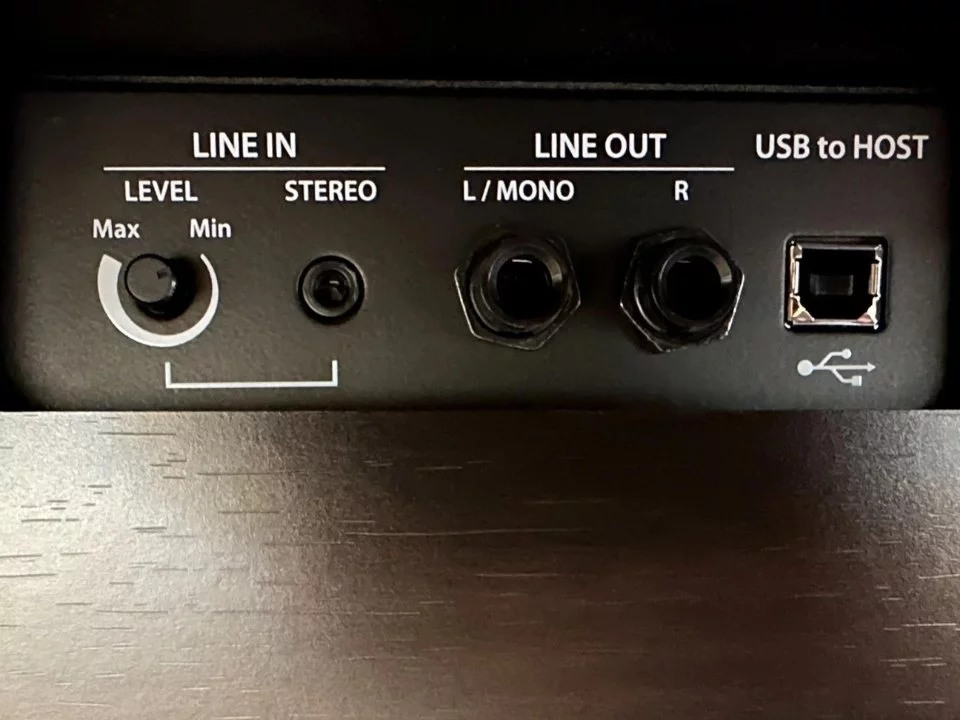 KAWAI CA701 NW – Mặt sau và hệ thống dây đàn Kawai