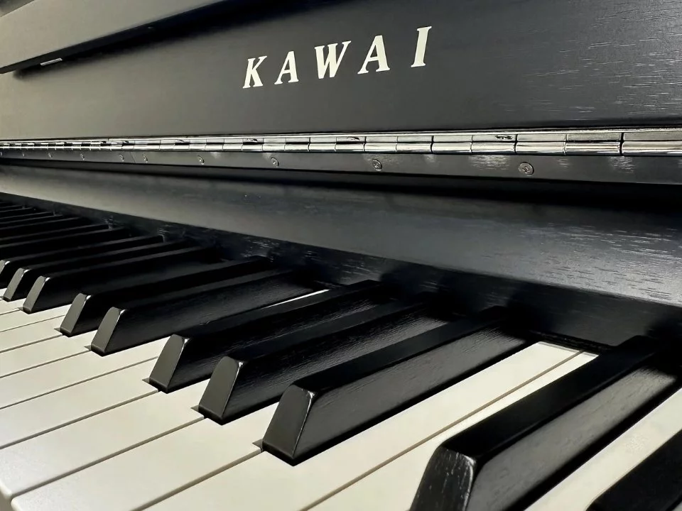 KAWAI CA901 B – Góc nhìn nghiêng thể hiện đường nét tinh tế