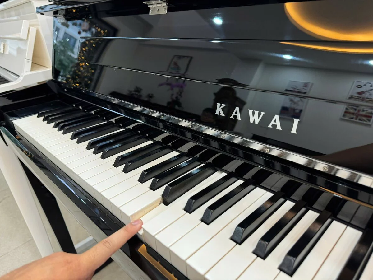 KAWAI CA99 PE (USED) – Mặt sau và hệ thống dây đàn Kawai