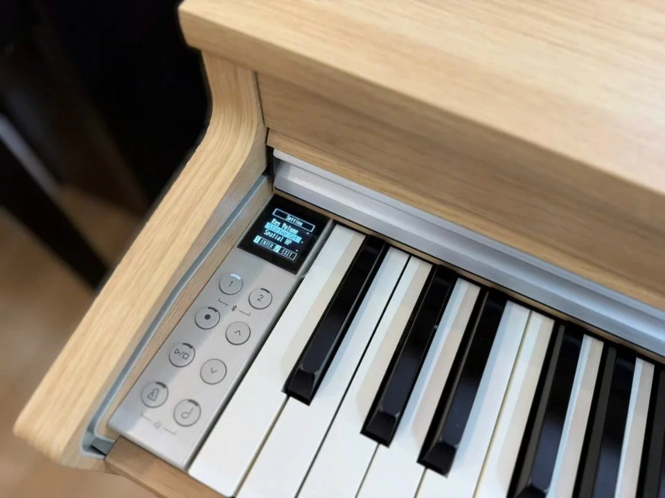 KAWAI CN201 LO (USED) – Mặt sau và hệ thống dây đàn Kawai