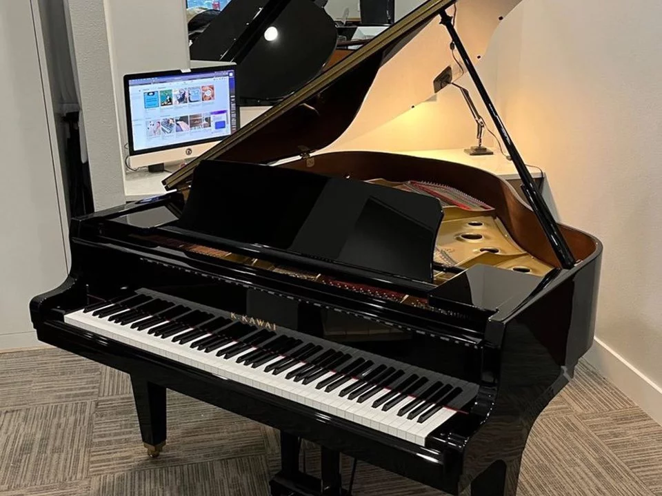 KAWAI GL30 PE – Mặt sau và hệ thống dây đàn Kawai