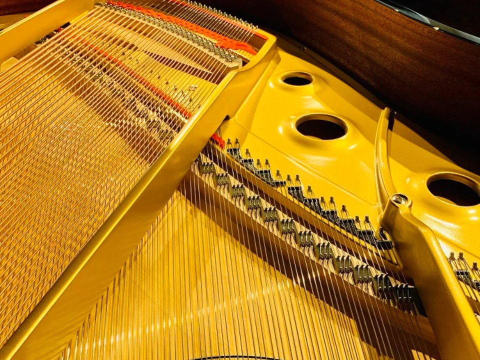 KAWAI GL40 – Mặt sau và hệ thống dây đàn Kawai