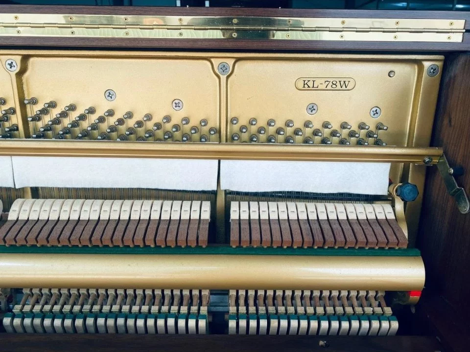KAWAI KL-78W – Mặt sau và hệ thống dây đàn Kawai