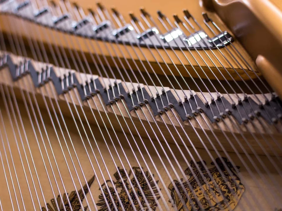 KAWAI RX-3 – Mặt sau và hệ thống dây đàn Kawai