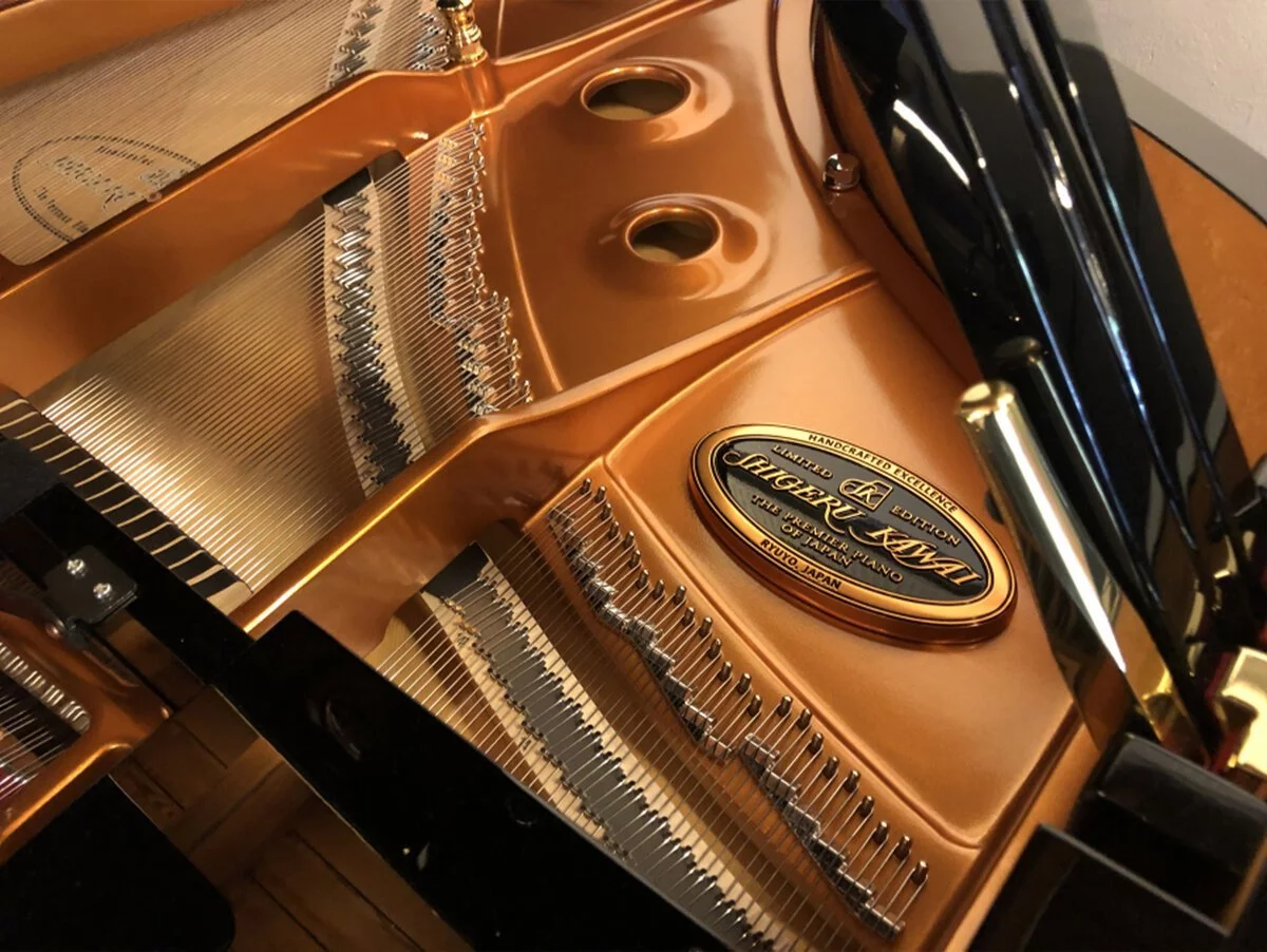 Shigeru Kawai SK-2 – Mặt sau và hệ thống dây đàn Kawai
