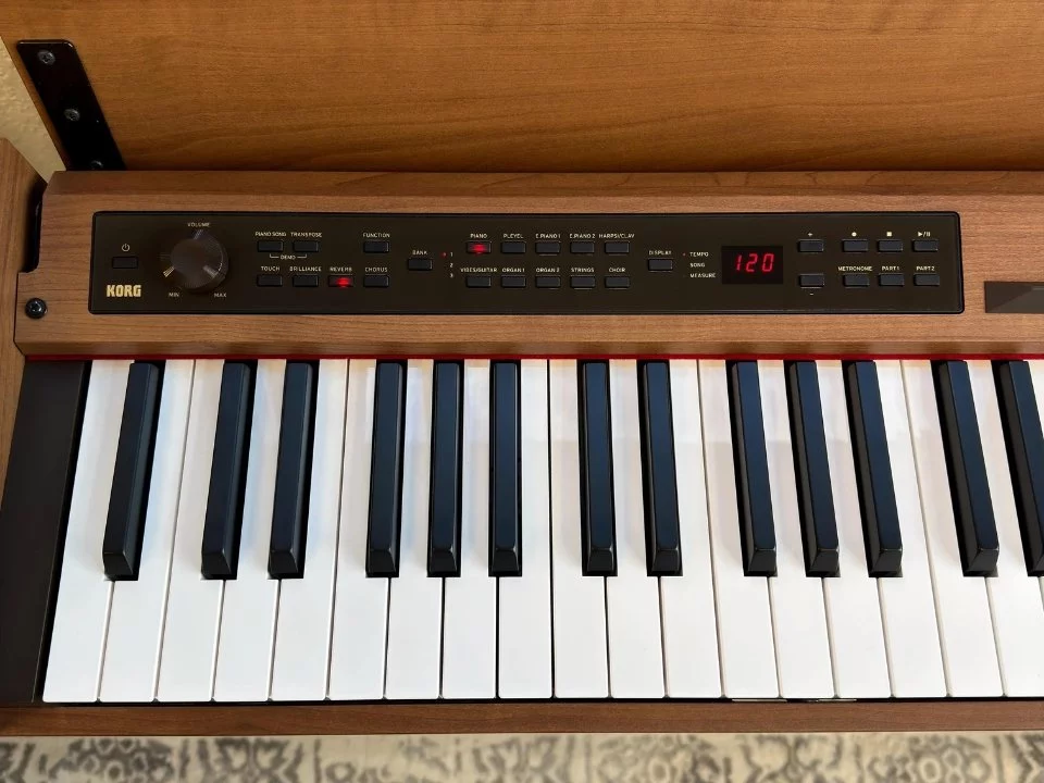 KORG Poetry Chopin-Inspired – Ghế đàn và phụ kiện đi kèm