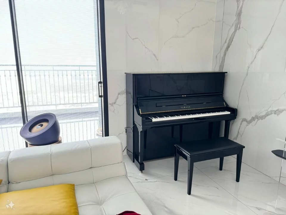 YAMAHA U3 PE (NEW) – Mặt sau và hệ thống dây đàn Yamaha