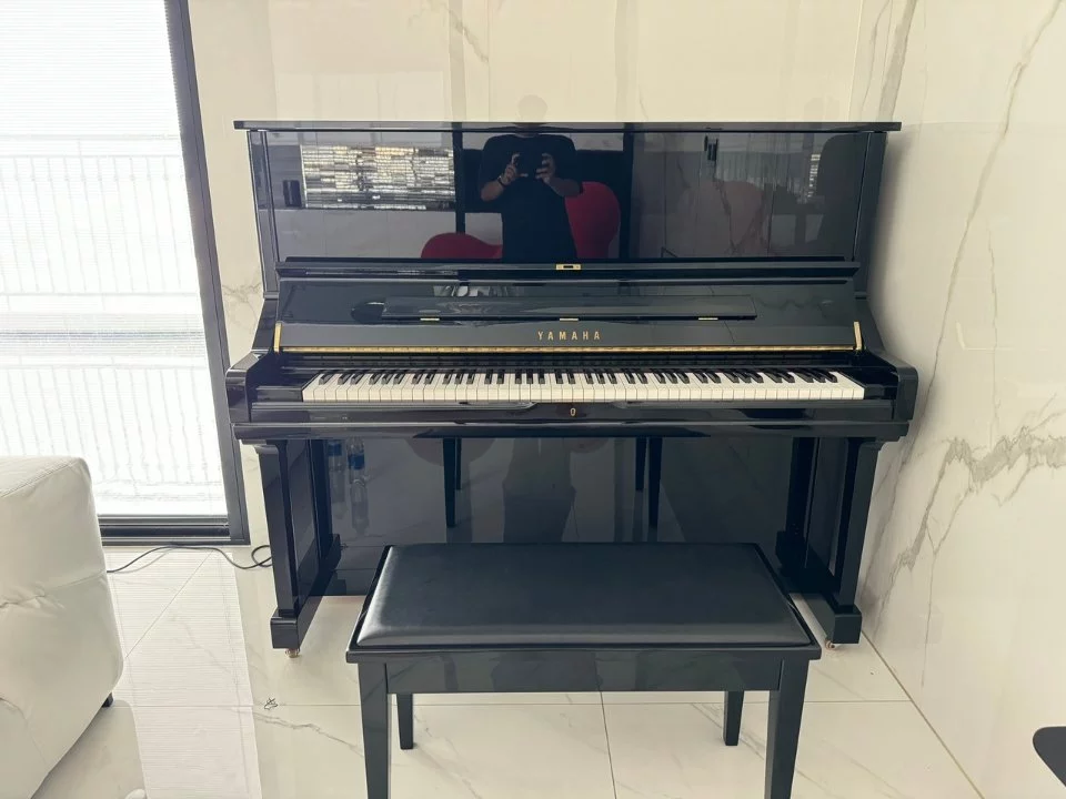 YAMAHA U3 PE (NEW) – Ghế đàn và phụ kiện đi kèm