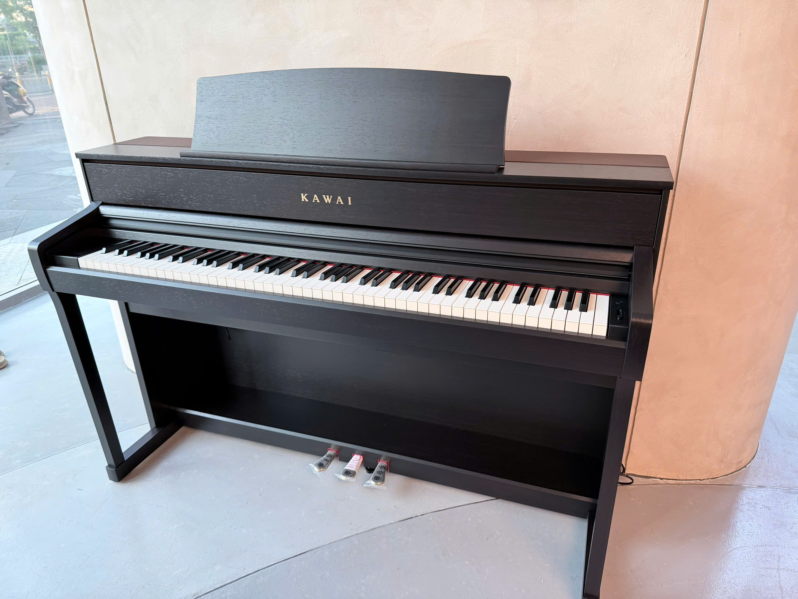 KAWAI CA701 R (USED) – Mặt sau và hệ thống dây đàn Kawai