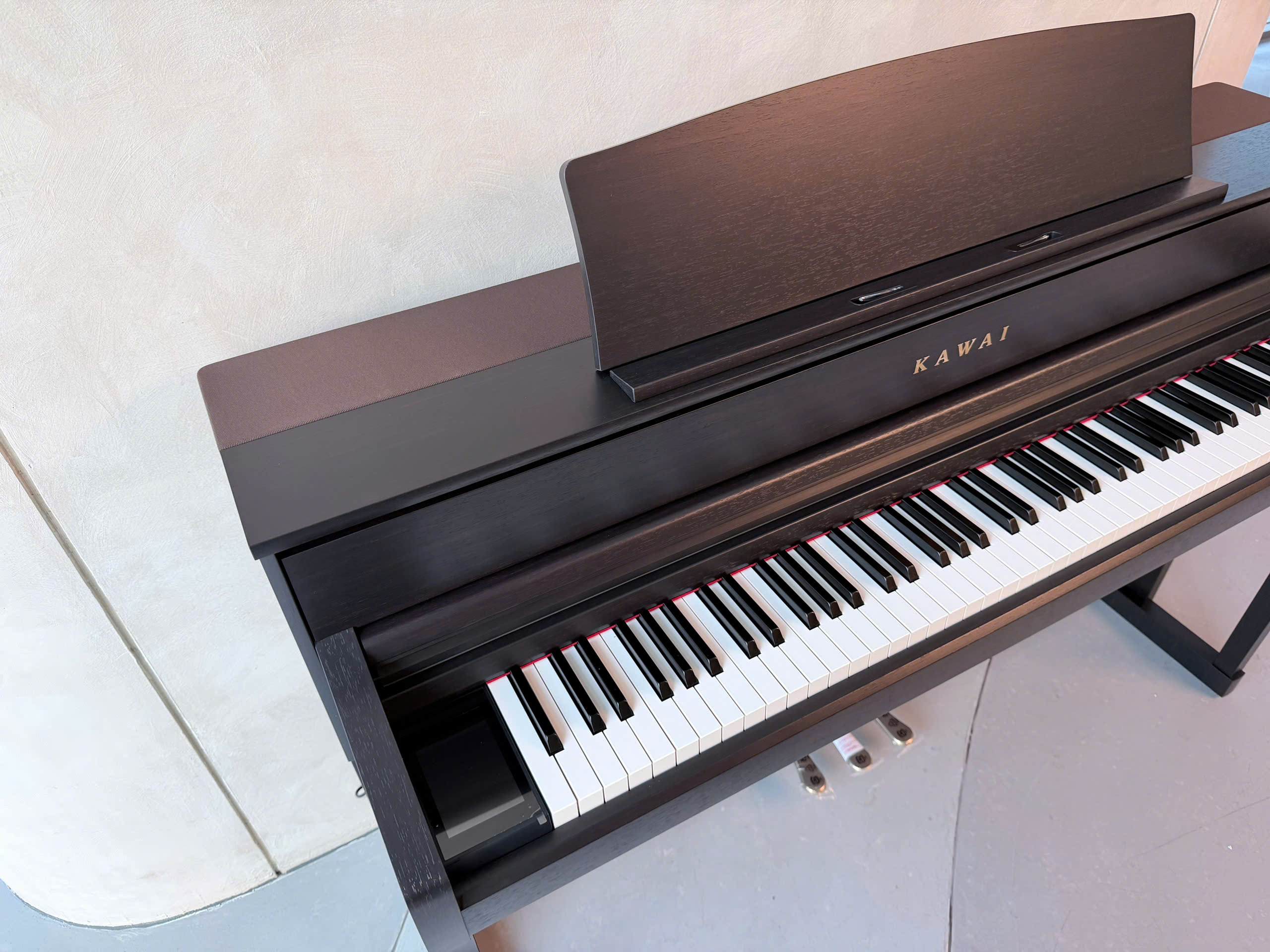 KAWAI CA701 R (USED) – Ghế đàn và phụ kiện đi kèm