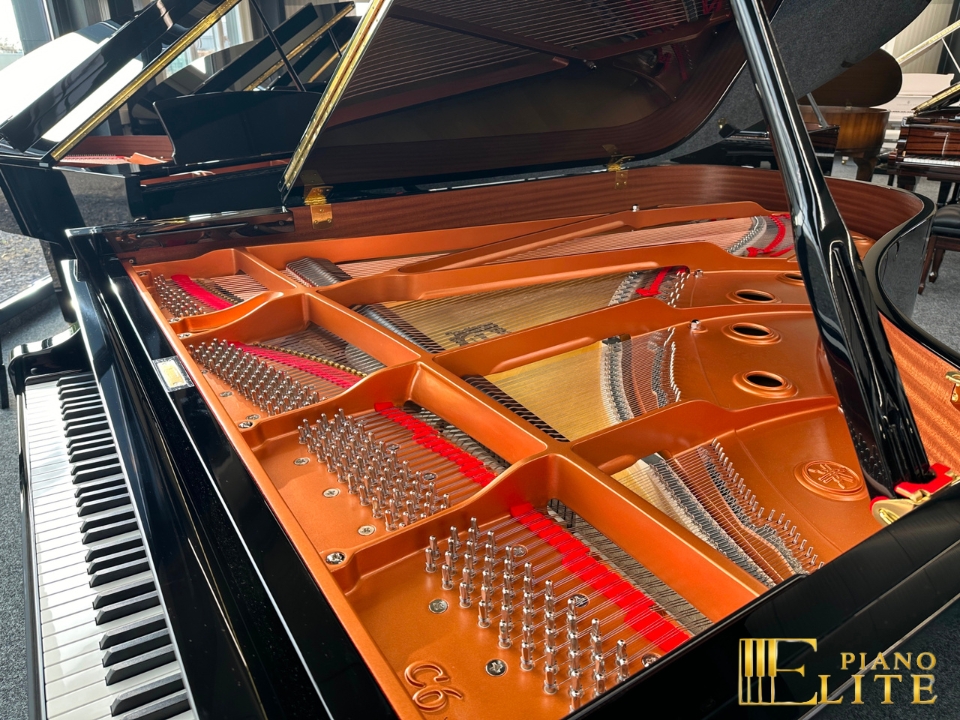 YAMAHA C6X – Mặt sau và hệ thống dây đàn Yamaha