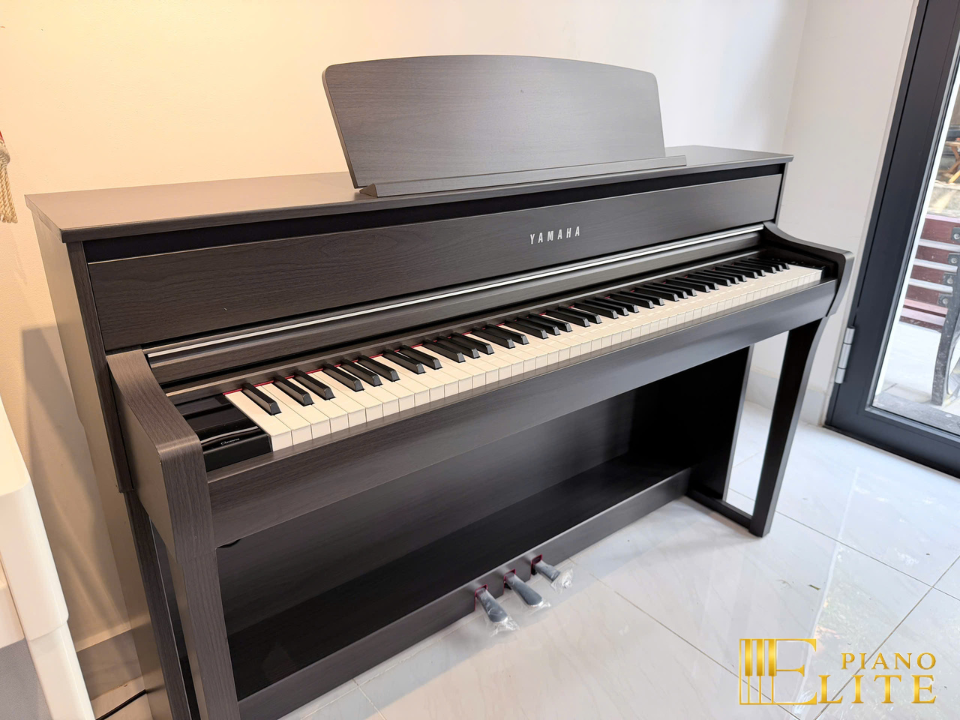 YAMAHA CLP-775 DW (USED) – Mặt sau và hệ thống dây đàn Yamaha