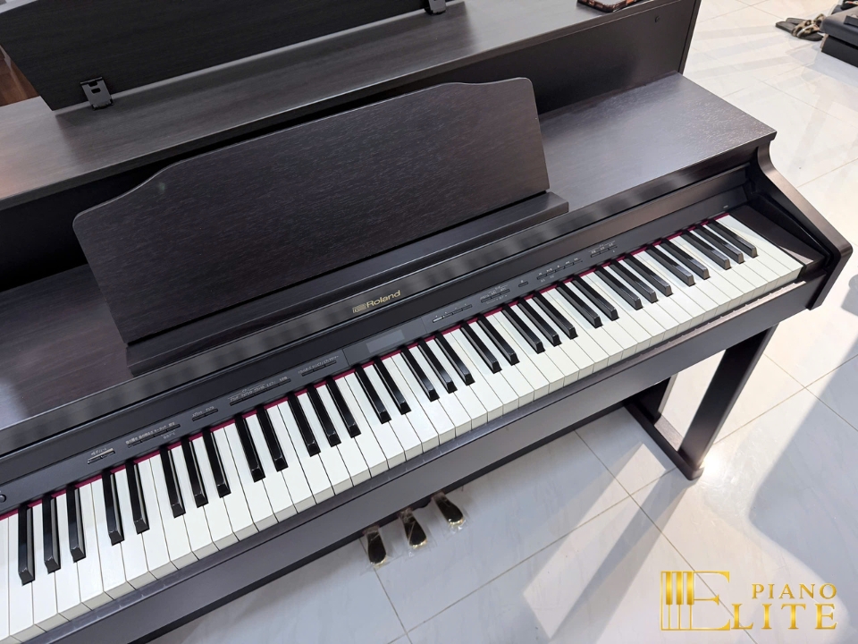 Review ROLAND HP-601 RW – Hình ảnh thực tế tại showroom Elite Piano