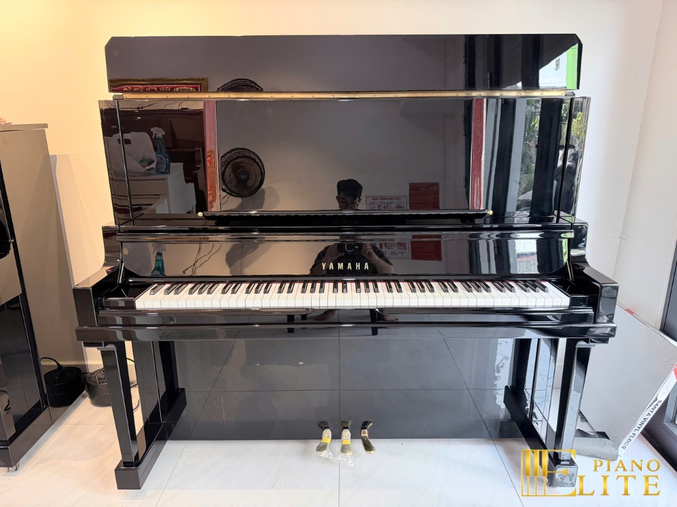 YAMAHA UX500 – Mặt sau và hệ thống dây đàn Yamaha