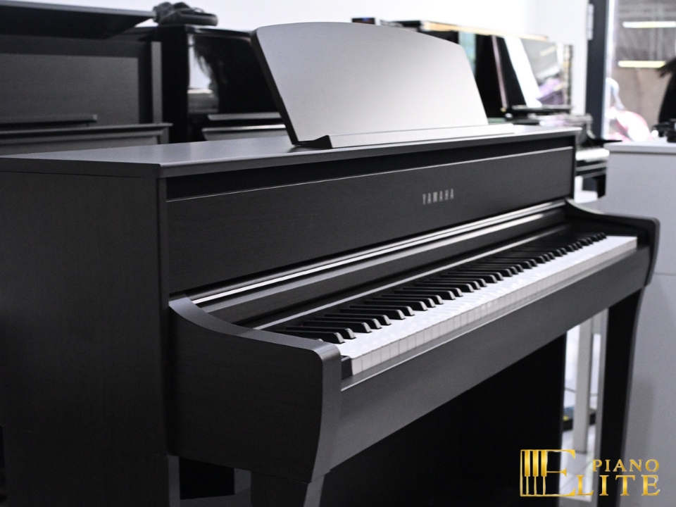 YAMAHA CLP-775 DW (USED) – Góc nhìn nghiêng thể hiện đường nét tinh tế