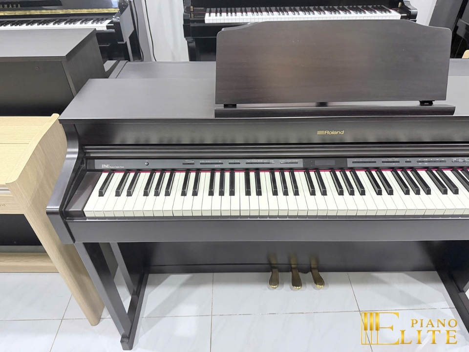 Review ROLAND HP-603 RW – Hình ảnh thực tế tại showroom Elite Piano