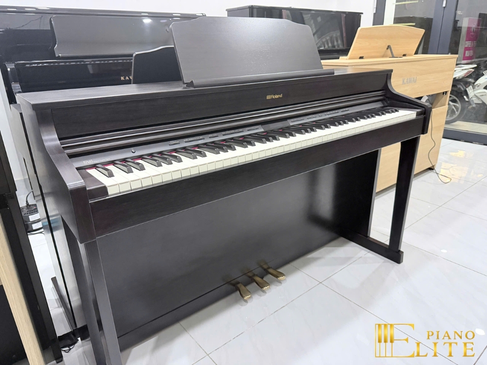 ROLAND HP-603 RW – Mặt sau và hệ thống dây đàn Roland