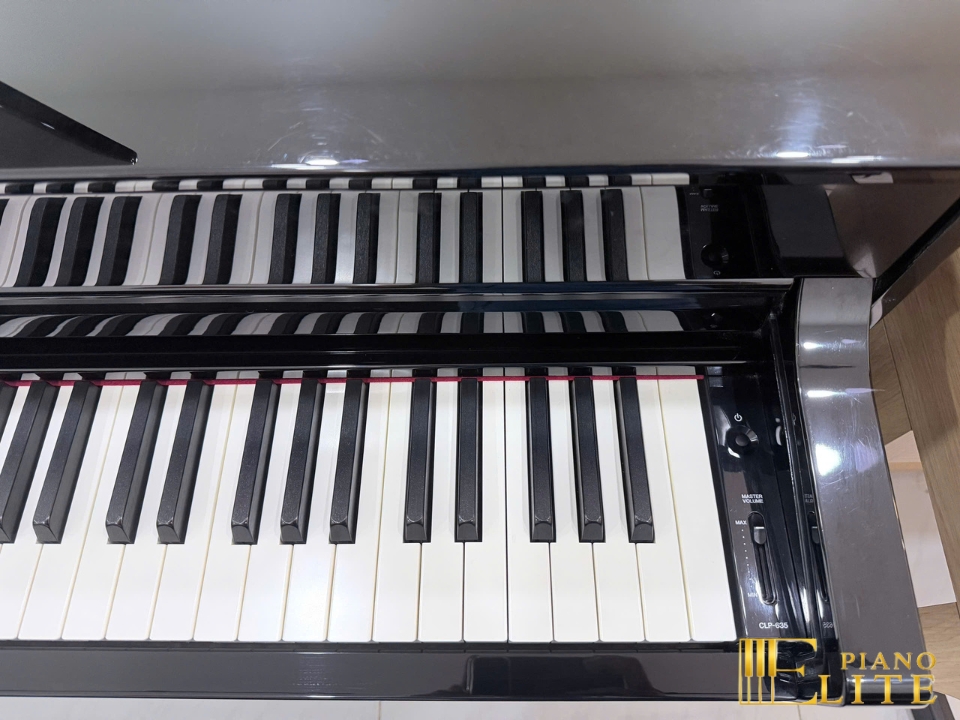 YAMAHA CLP-635 PE – Mặt sau và hệ thống dây đàn Yamaha