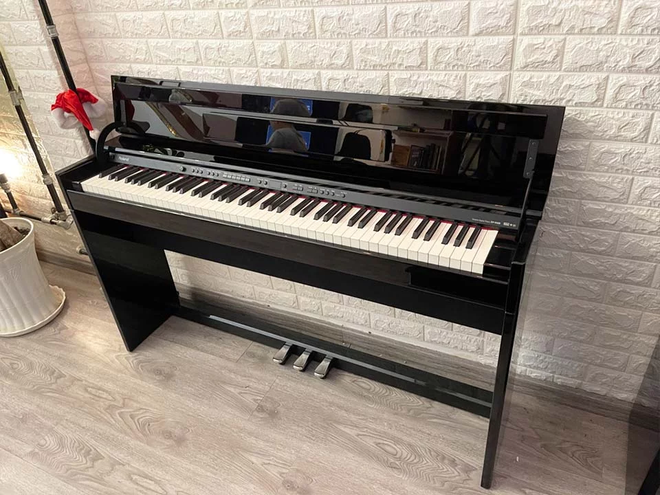 ROLAND DP-990 PE