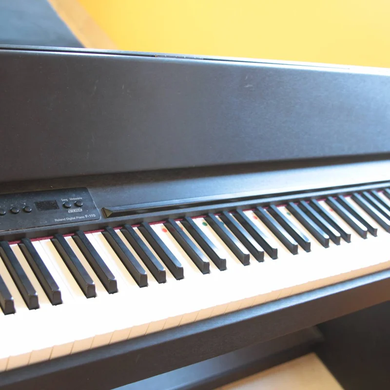 ROLAND F-110 B – Toàn cảnh thiết kế tại Elite Piano