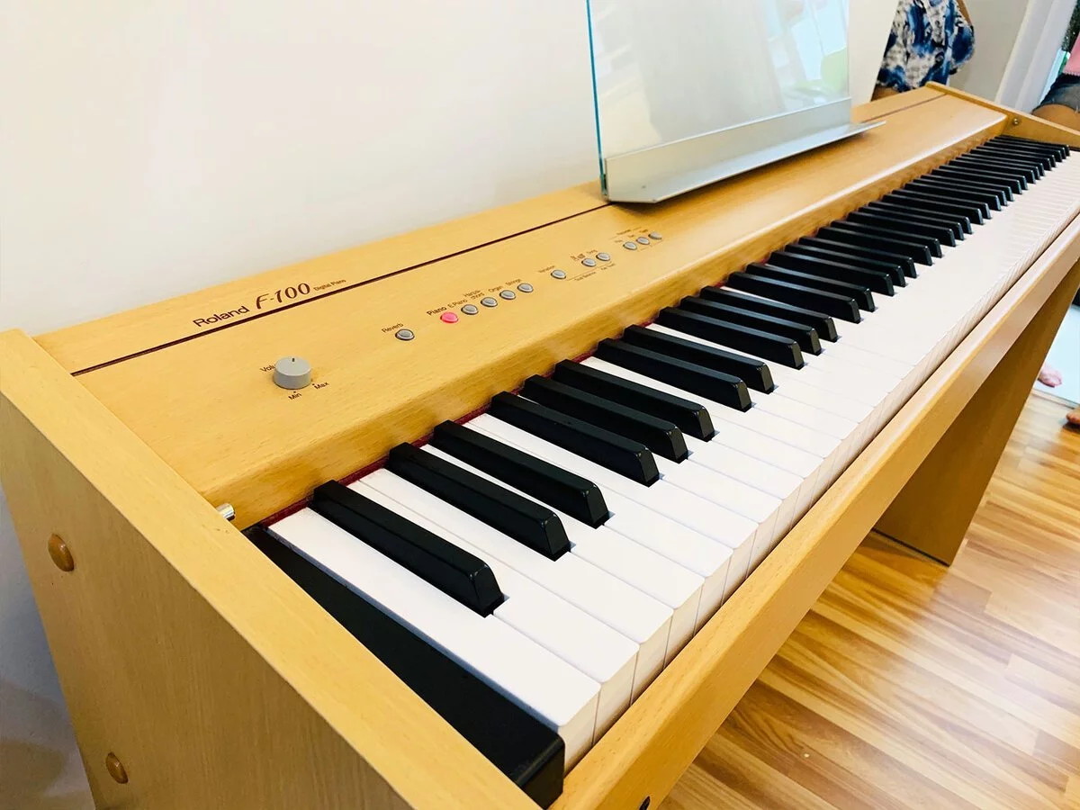 Roland F-100c tại Elite Piano
