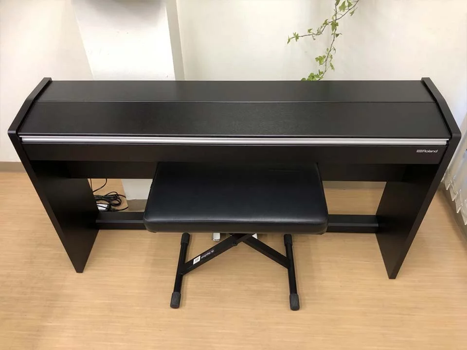 ROLAND F-140 B (NEW)