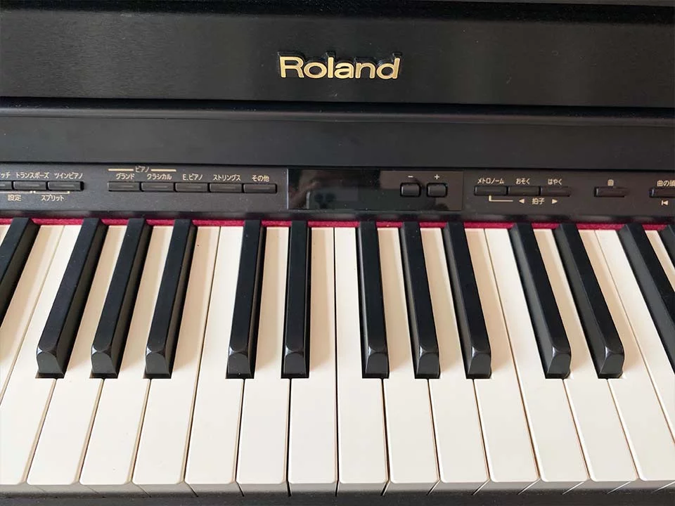 Review ROLAND HP-505 RW – Hình ảnh thực tế tại showroom Elite Piano