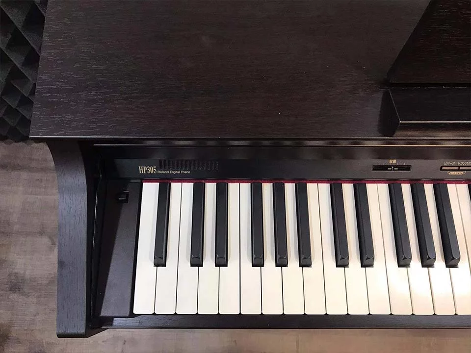 ROLAND HP-305 RW – Toàn cảnh thiết kế tại Elite Piano