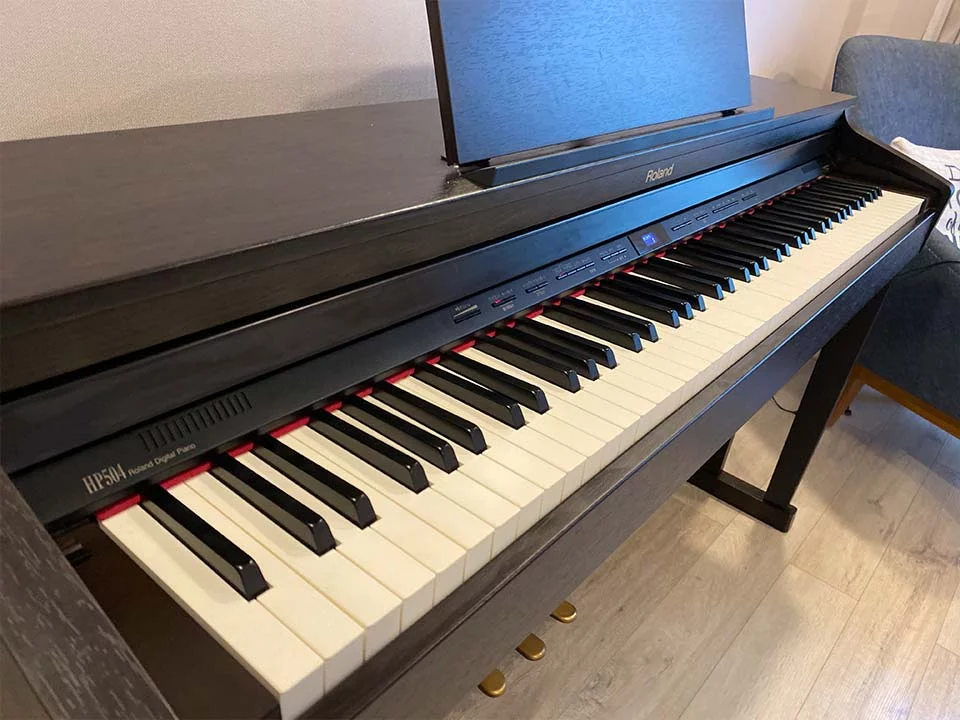 Review ROLAND HP-504 RW – Hình ảnh thực tế tại showroom Elite Piano