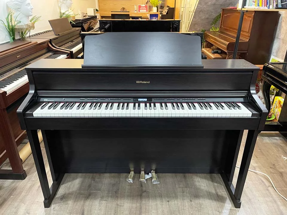 ROLAND HP-605 CBS – Toàn cảnh thiết kế tại Elite Piano