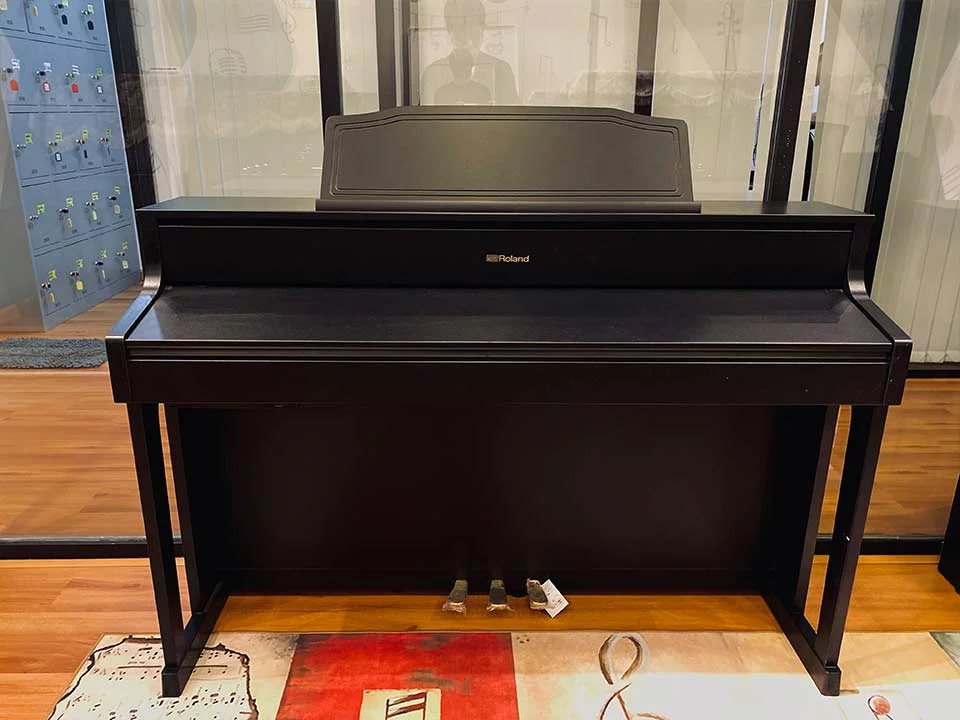 Review ROLAND HP-605GP SB – Hình ảnh thực tế tại showroom Elite Piano