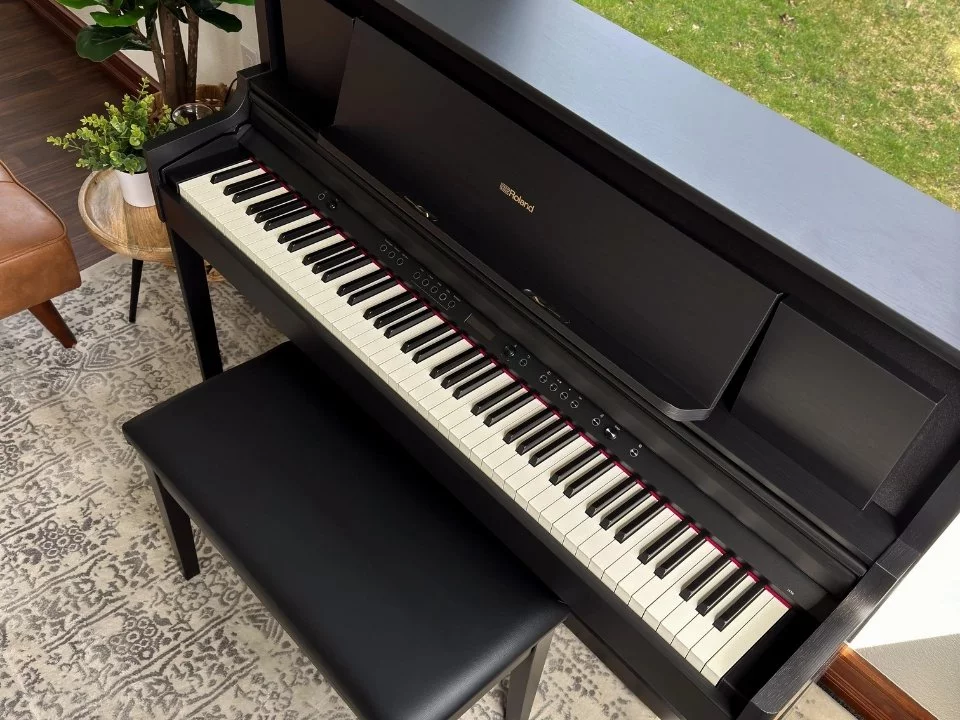 ROLAND LX-706 CB – Mặt sau và hệ thống dây đàn Roland