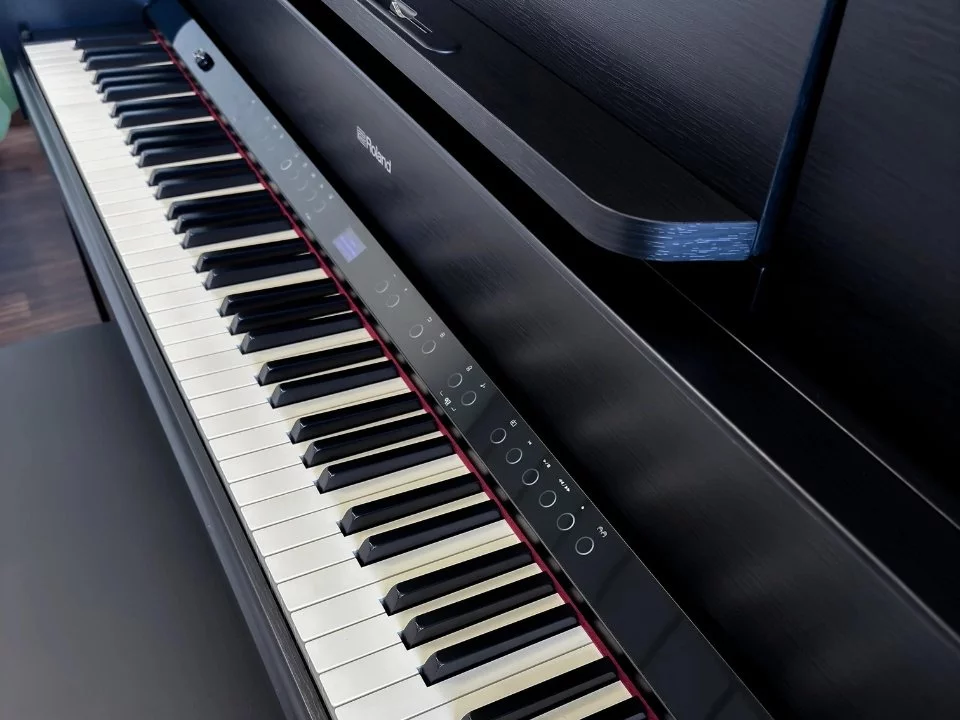 ROLAND LX-9 CB – Góc nhìn nghiêng thể hiện đường nét tinh tế