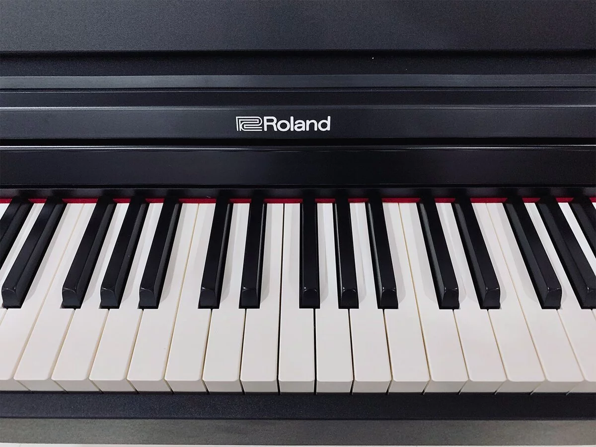 Review ROLAND RP-102 – Hình ảnh thực tế tại showroom Elite Piano