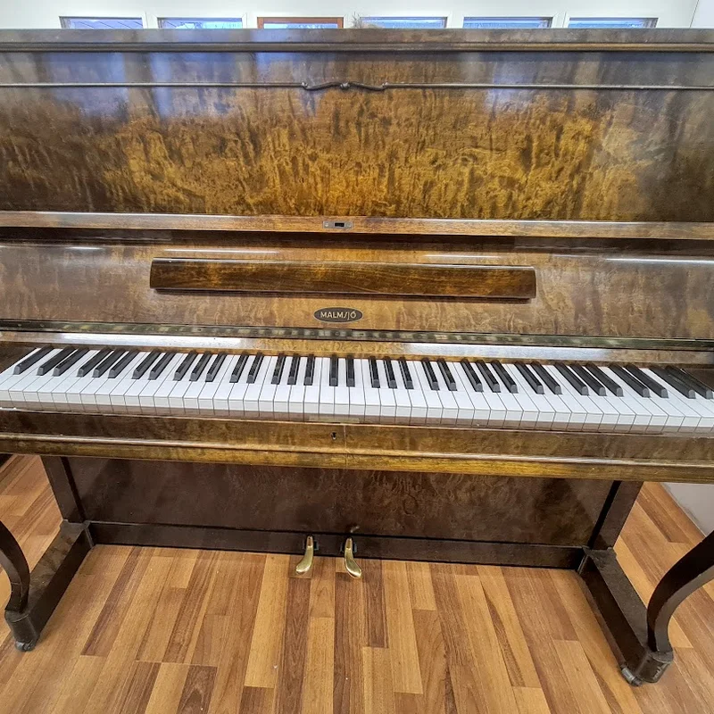Seiler SE-122 tại showroom Elite Piano