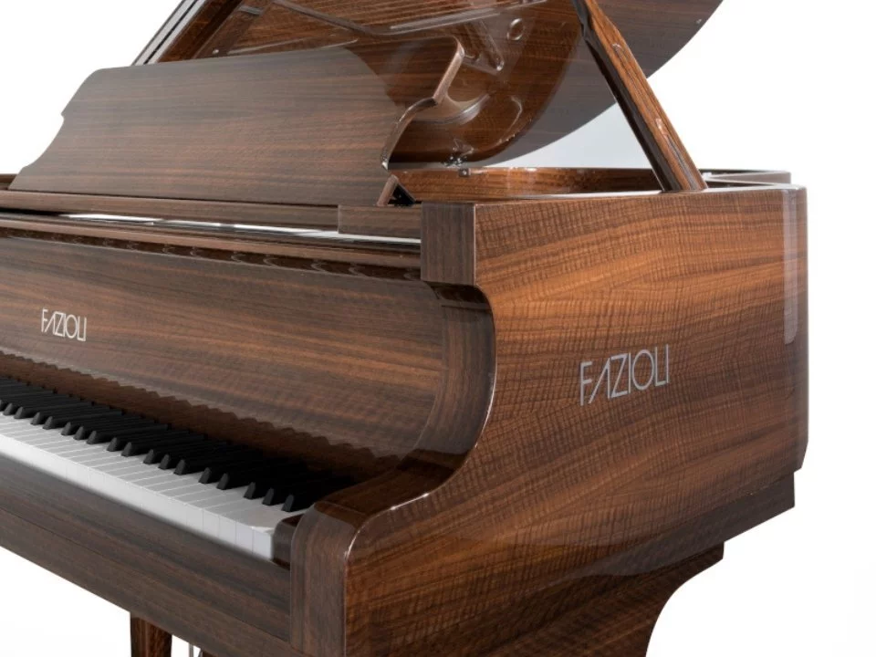 Review Eucalipto Fumé Silver – Hình ảnh thực tế tại showroom Elite Piano