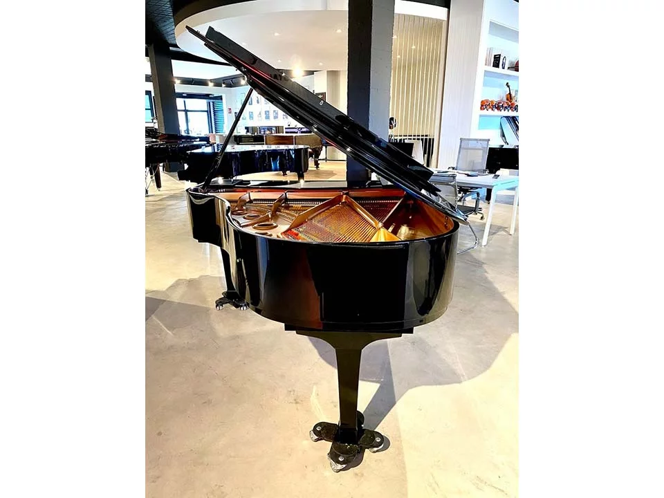 YAMAHA C3E – Mặt sau và hệ thống dây đàn Yamaha