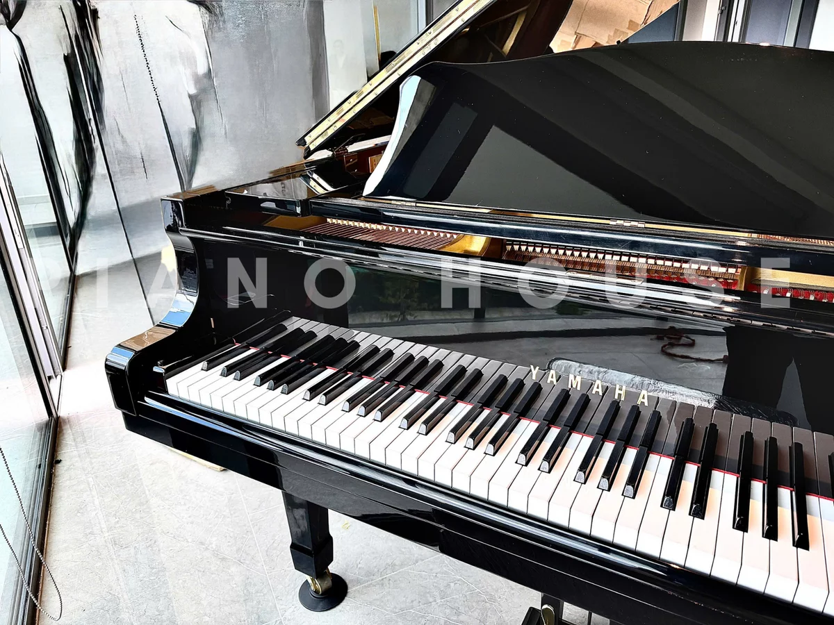 YAMAHA C5A PE Seri 4 – Mặt sau và hệ thống dây đàn Yamaha