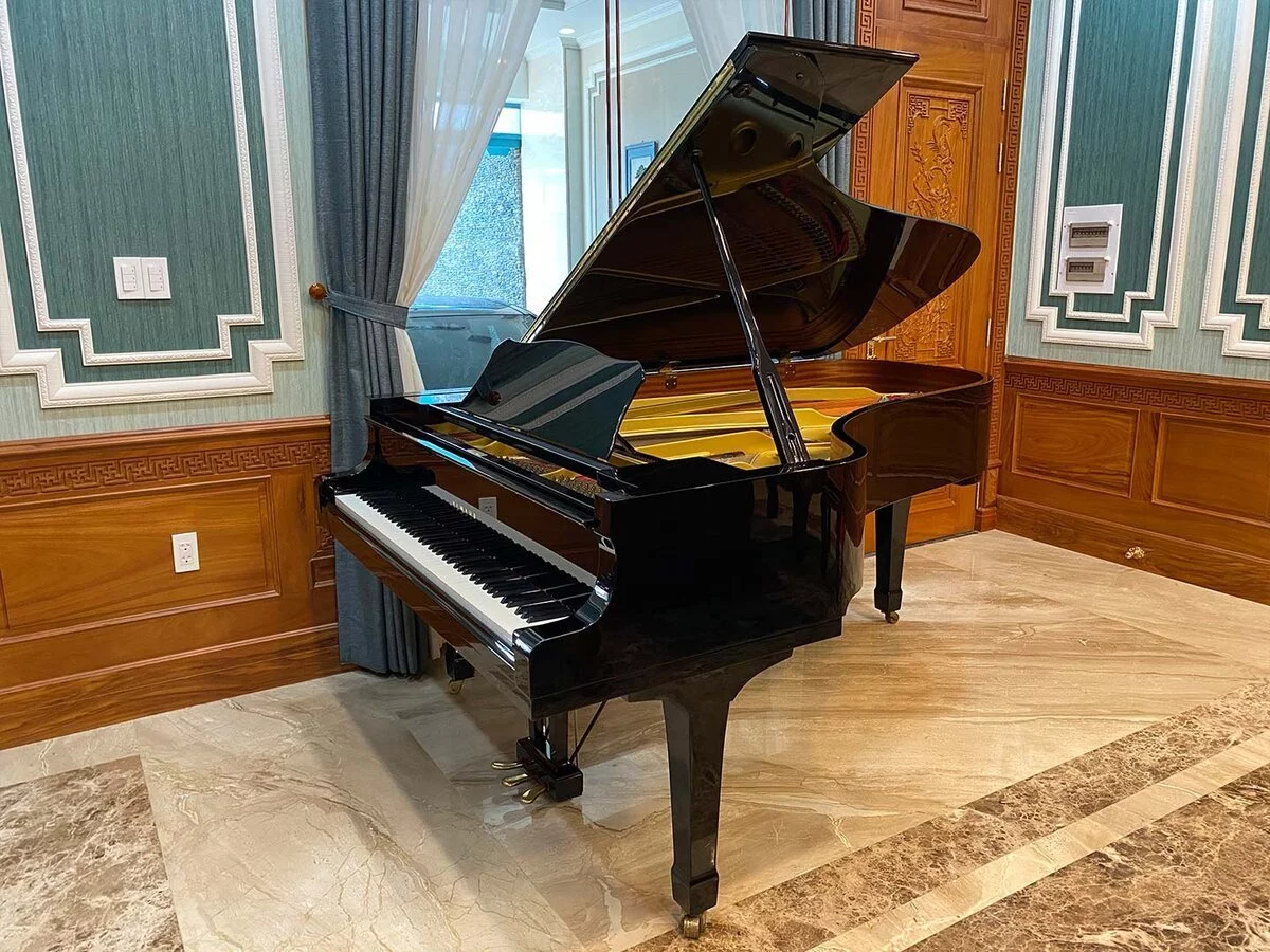 YAMAHA C7A – Mặt sau và hệ thống dây đàn Yamaha