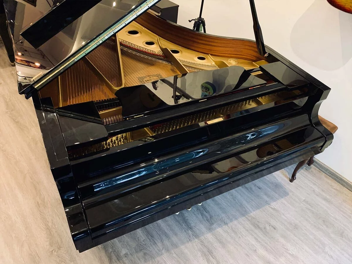 YAMAHA C7A – Ghế đàn và phụ kiện đi kèm