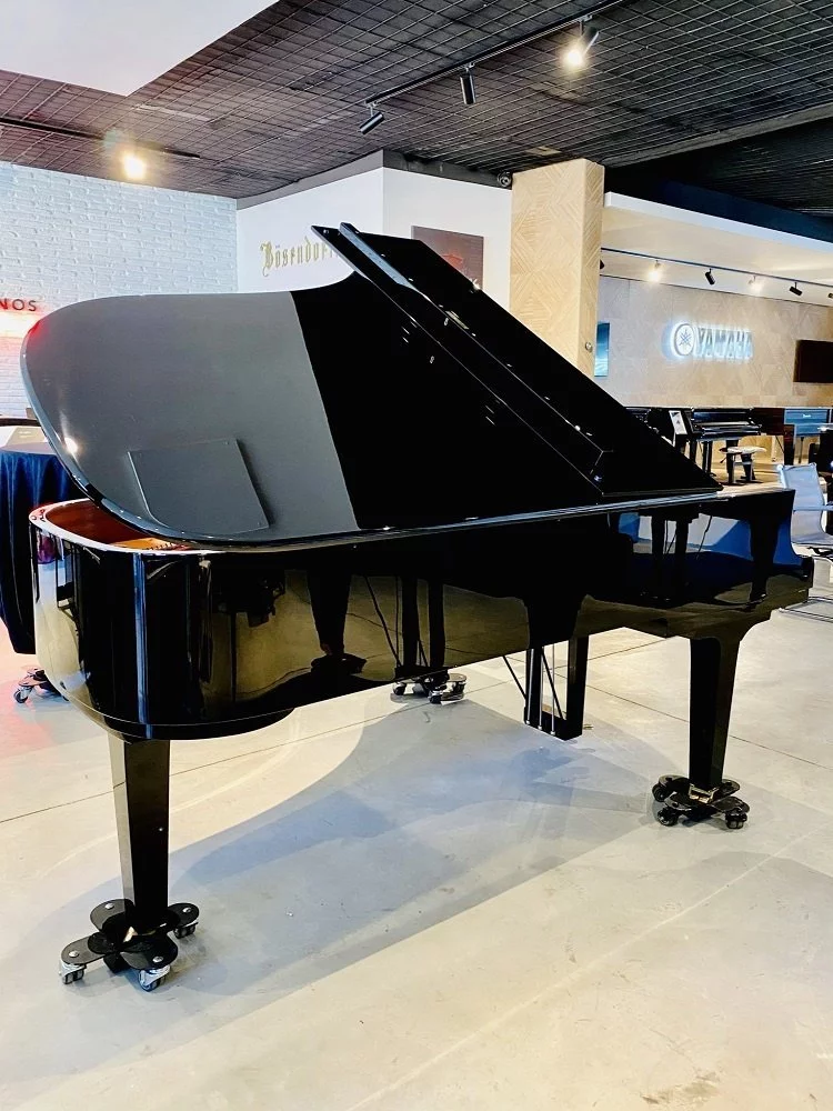 YAMAHA C7X PE – Mặt sau và hệ thống dây đàn Yamaha