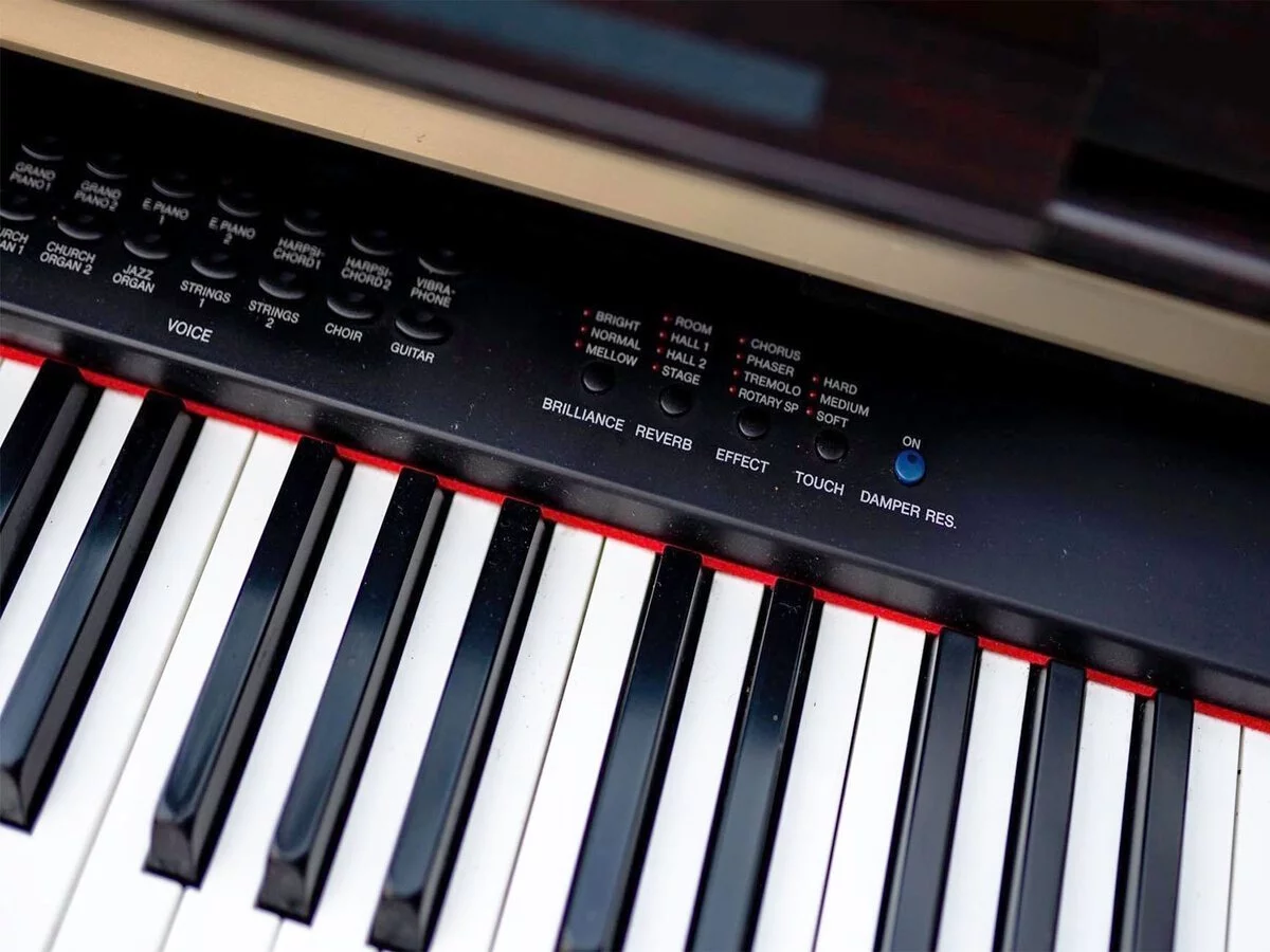 YAMAHA CLP-330 R