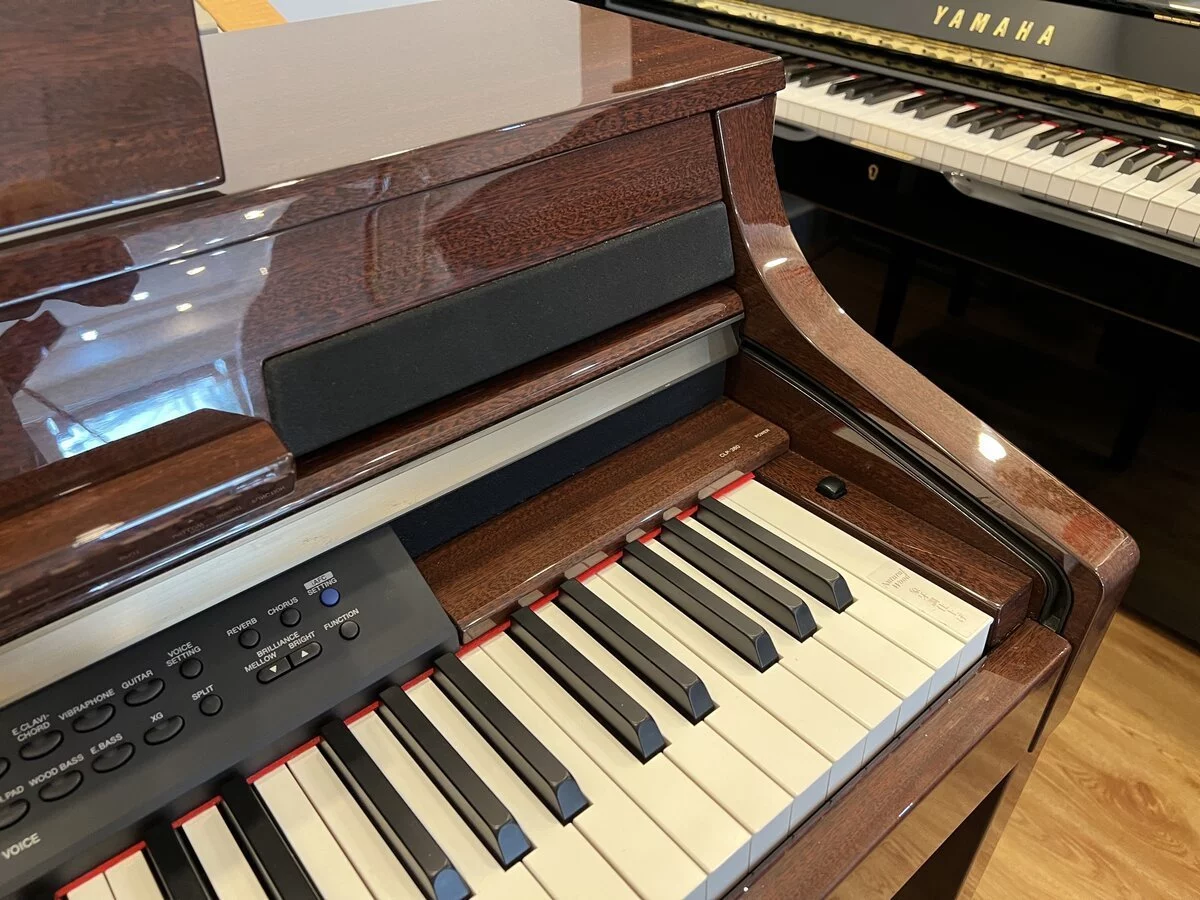 YAMAHA CLP-380 M
